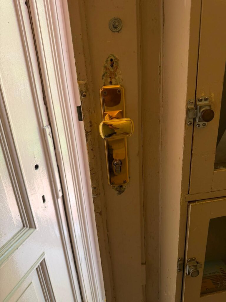 Installation d'une garniture à poignée couleur dorée