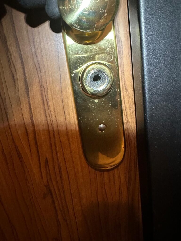 Ouverture d'une porte blindée verrouillée FICHET