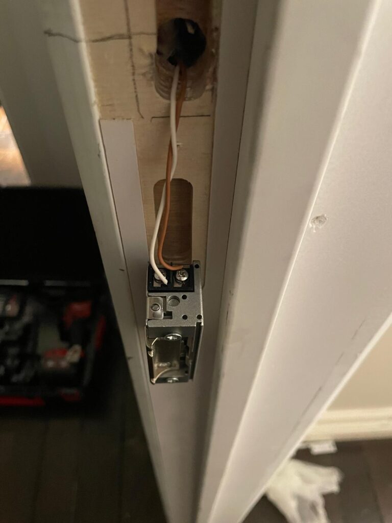 Installation d'une gâche électrique
